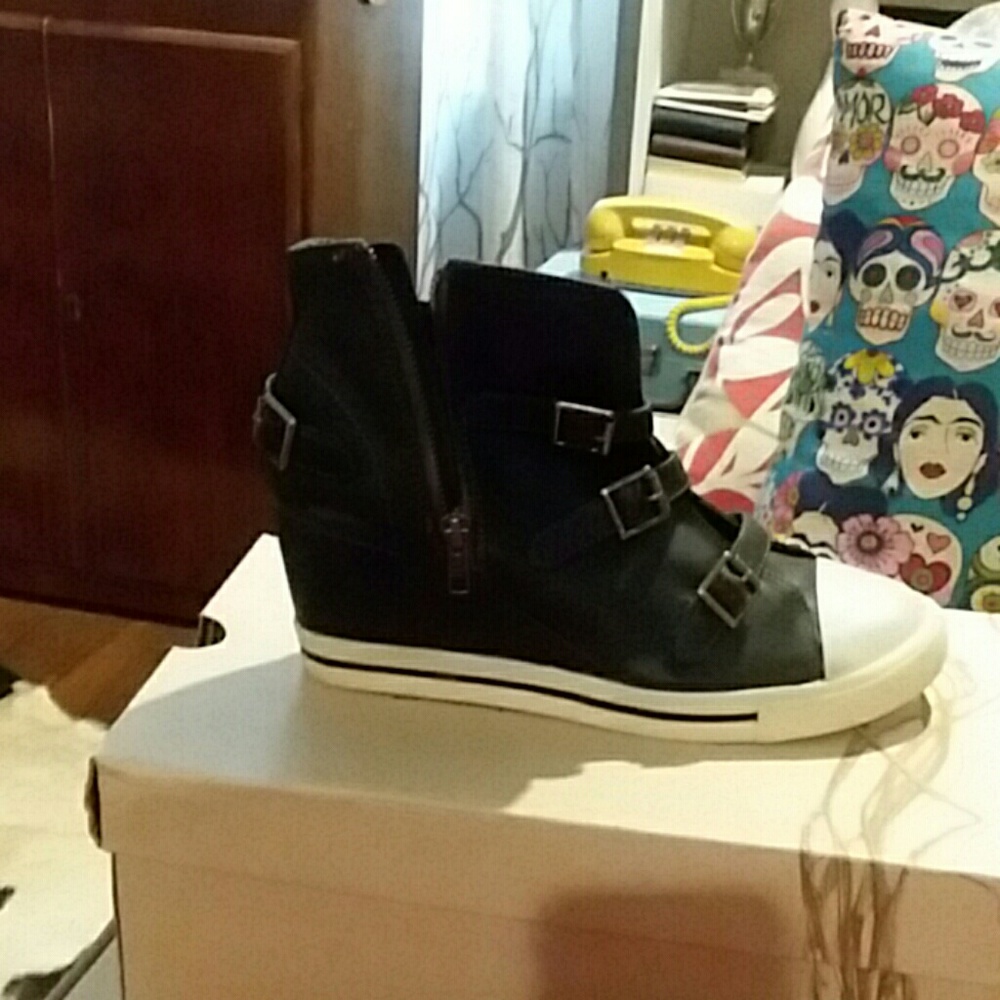 Wedge tennis shoes